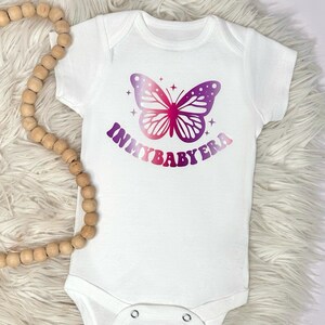 À l&#39;ère de mon bébé Marque ONESIES® | T-shirt pour tout-petit | Body nouveau-né | Papillon rétro | Cadeau de douche | Faire-part de bébé