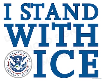 Puede incluir: Cartel blanco con el texto "I STAND WITH ICE" en letras azules oscuras y en negrita. El sello del Departamento de Seguridad Nacional de EE. UU. está en la parte inferior izquierda.