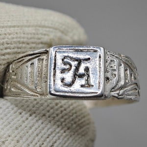 Authentischer Bronzering mit dem Buchstaben A. Mittelalterlicher Ring. Mittelalterliche Artefakte. Mittelalterlicher Herrenring. Größe 22,5 mm (US 13), vergoldet mit 925er Silber