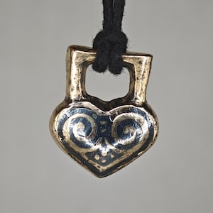 Oud Vikinghart met Niëllo. Valentijnskaart van de Viking. Antieke hanger. Antieke hanger met een hart uit de Vikingtijd 10-11 n.Chr.