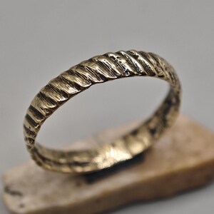 中世のねじれたブロンズリング。中世の工芸品。サイズ17.5mm（USサイズ7.5）