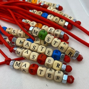 Gepersonaliseerde paracord-flogger met houten letterkralen, veganistisch