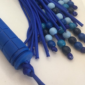 Kleurenkeuze: paracord-flogger met kralen, veganistisch