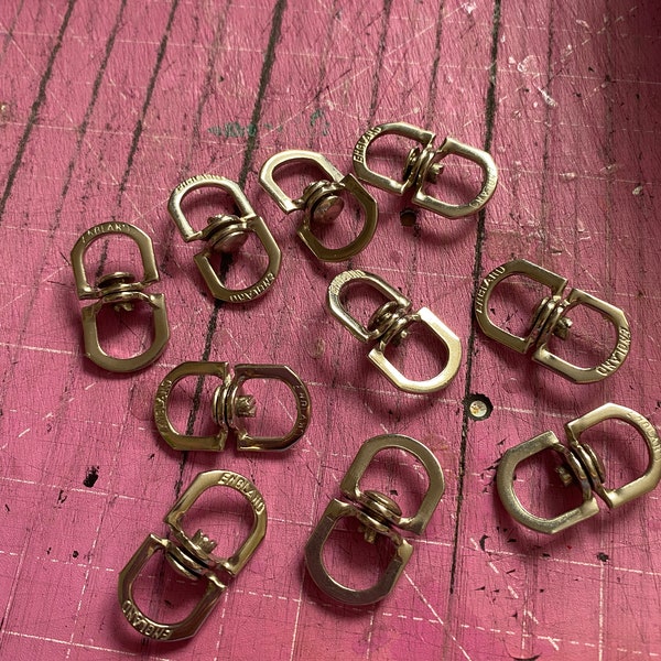 10 Metal Swivel Clips.