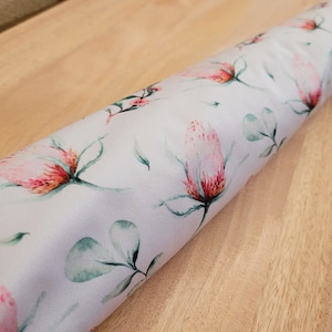 Könnte beinhalten: Weißer Stoff mit einem sich wiederholenden Muster aus rosa und roten Aquarellblumen und grünen Blättern.