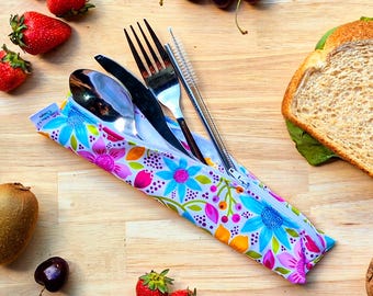 Personliga återanvändbara bestick och återanvändbara sugrörspåsar. Resematerial för språng. Zero Waste-presenter. Vackra blommor i rosa.