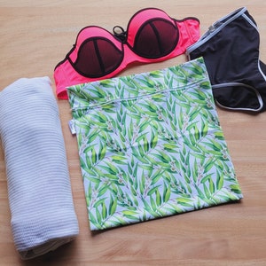 Sac de natation et humide imperméable personnalisé | Séparez les vêtements mouillés et secs | Cours de natation, Vêtements sales, école enfants, Flowering Gum boho