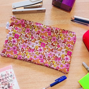 Astuccio personalizzato per il rientro a scuola, al lavoro, portatrucchi in tessuto di cotone e interno foderato con fiori Daffy Rosa