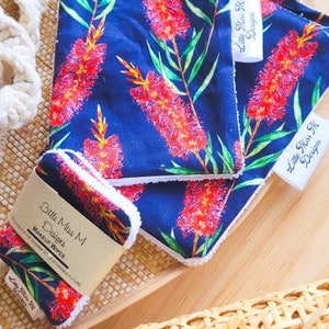 Peut inclure: Trois lingettes démaquillantes bleues et blanches avec un motif floral. Les lingettes sont fabriquées par Little Miss M Designs et sont étiquetées "Makeup Wipes".