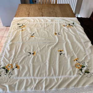 Vintage tablecloth| vintage table cloth| tablecloth| table cloth| vintage| 1960s| 60s| vintage linens| tableware| vintage tableware| retro|