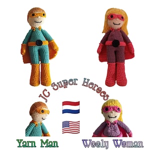 Op de afbeelding: Twee gebreide superheldenfiguren, een in teal en oranje en de andere in paars en roze, staan met hun armen langs hun zijde. Daaronder staan ​​twee andere gebreide figuren, een in teal en oranje en de andere in paars en roze. De tekst "JC Super Heroes" staat in een cirkel rond de bovenste figuren. De tekst "Yarn Man" staat onder de teal en oranje figuur en de tekst "Wooly Woman" staat onder de paarse en roze figuur. De vlaggen van Nederland en de Verenigde Staten zijn in het midden van de afbeelding te zien.