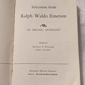 Op de afbeelding: Open boek met tekst: "Selecties uit Ralph Waldo Emerson, Een organische bloemlezing." Bewerkt door Stephen E. Whicher, Cornell University. Uitgegeven door Houghton Mifflin Company, Boston.
