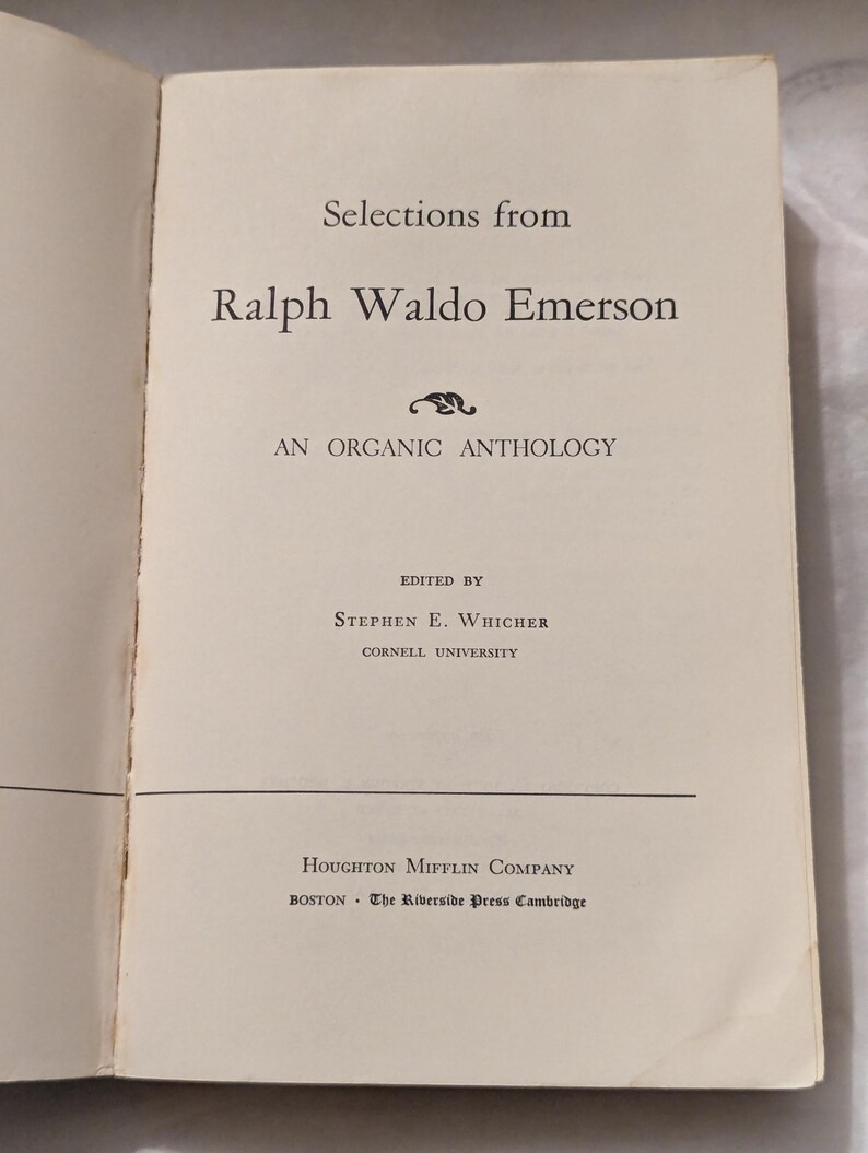 Op de afbeelding: Open boek met tekst: "Selecties uit Ralph Waldo Emerson, Een organische bloemlezing." Bewerkt door Stephen E. Whicher, Cornell University. Uitgegeven door Houghton Mifflin Company, Boston.