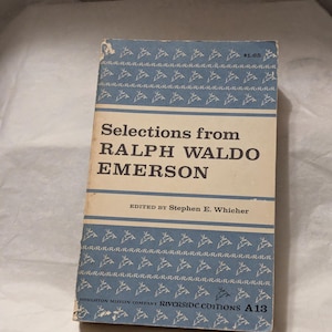 Op de afbeelding: Een vintage boek getiteld "Selections from Ralph Waldo Emerson" met een lichtblauwe omslag met een herhalend patroon van gestileerde vogels. De titel van het boek en de naam van de auteur staan prominent in vette, zwarte letters. Het boek maakt deel uit van de Riverside Editions-serie.