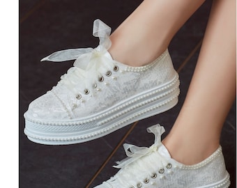 Bruiloft platform sneakers schoenen voor bruid / Bruidskant platform sneakers versierd met parels / Witte organza lint veters flats voor bruid