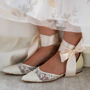 Wedding Lace and Pearl Leather Flats, Comfort pointy flats, Elegant Bridal flats, Ivory Lace leather shoes, Hand Décor Wedding flat shoes