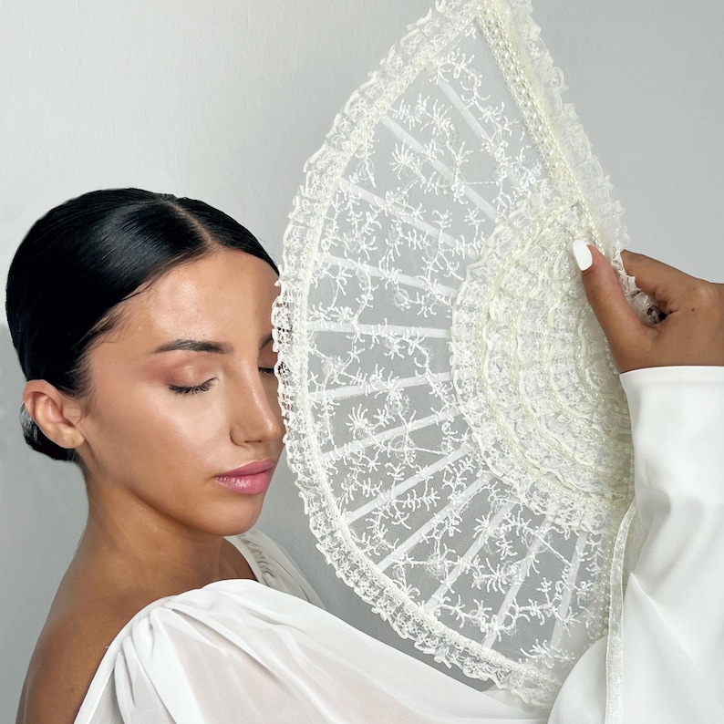 Éventail de mariée en dentelle blanche et perles