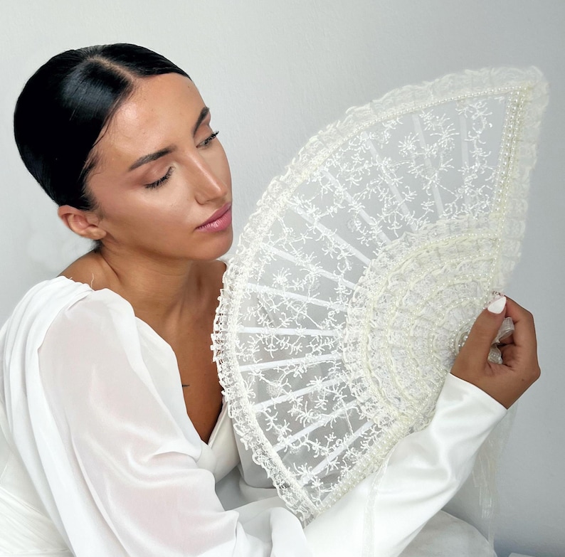 Éventail de mariée en dentelle blanche et perles