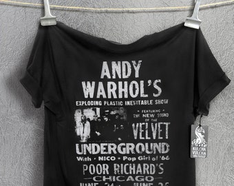 Puede incluir: Camiseta negra con una impresión blanca de un cartel de concierto para el espectáculo Exploding Plastic Inevitable de Andy Warhol con The Velvet Underground. El cartel incluye el texto "June 21 thru June 26" y "Poor Richard's - Chicago".
