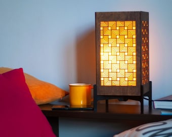 Moderne eigentijdse rechthoekige tafellamp die ook dienst kan doen als houten bedlampje, vloerlamp of planklamp