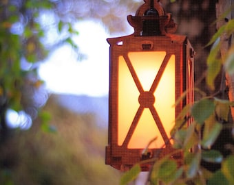 3-in-1 binnen-, veranda- of terraslantaarn met vier afbeeldingen op het zijpaneel: kerst-, halloween- en kruisverlichting. Van kleur veranderende lamp