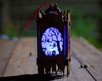 Lantaarn met Halloween-versieringen. Van kleur veranderende led op batterijen. Halloween-decor voor buiten voor thuis, op de veranda en op het terras. Spookachtige lamp uil