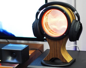 カラー LED ライト付きのヘッドフォン スタンド、ホルダー、またはハンガー。彼へのパーソナライズされたギフト。ゲーミング PC または HiFi 用のプレミアム アクセサリ。ボーイフレンドへのギフト