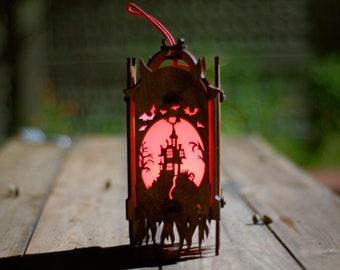 Lantaarn met Halloween-versieringen. Van kleur veranderende led op batterijen. Halloween-decor voor huis, veranda en terras. Spookhuis