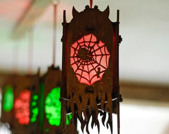 Lantaarn met Halloween-versieringen. Van kleur veranderende led op batterijen. Halloween-decor voor buiten voor thuis, op de veranda en op het terras. Spookachtige lamp
