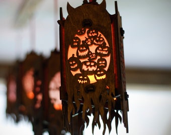 Lantaarn met Halloween-versieringen. Van kleur veranderende led op batterijen. Halloween-decor voor buiten voor thuis, op de veranda en op het terras. Spookachtige pompoenlamp