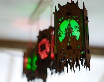 Een set van 4 Halloween-decorlantaarns. Kleurveranderende lampen op batterijen voor binnen- en buitendecoratie. Spookhuis, uilen, pompoen