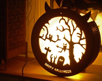 Halloween decoratie lantaarn. Halloween-decor voor binnen, buiten, muur en raam. Spookachtige begraafplaatsuilenlicht. Happy Halloween verlicht teken