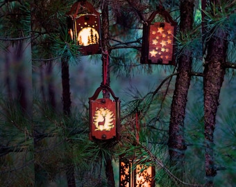 Een set van 4 gekleurde LED-lantaarns voor kerstboom-, veranda- of terrasdecoratie! Werkt op batterijen. Buiten kerstboom decor. kerstversieringen
