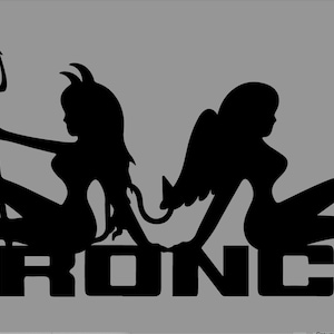 Può includere: Silhouette in bianco e nero di un angelo e un diavolo con una coda, seduti sulla parola "BRONCO".