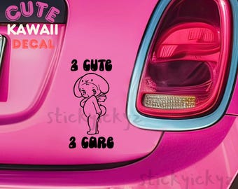 Może przedstawiać: Różowa naklejka na samochód z napisami "CUTE KAWAI DECAL" w kolorze różowym i białym. Czarna postać z kreskówki ze słowami "2 CUTE 2 CARE" znajduje się również na naklejce. Naklejka znajduje się na różowym samochodzie.