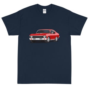 Peut inclure: Un t-shirt bleu marine avec une illustration d'une voiture de muscle rouge vintage. La voiture a une calandre noire et des phares blancs.
