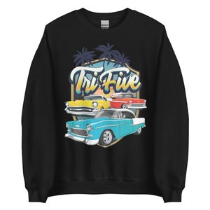 Może przedstawiać: Czarna bluza z nadrukiem trzech zabytkowych samochodów i palm. Tekst "Tri Five" jest w retro czcionce.