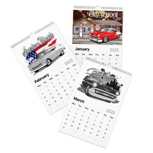 Może przedstawiać: Zestaw trzech kalendarzy na 2025 rok z klasycznymi amerykańskimi samochodami typu muscle car. Kalendarze są zatytułowane "American Muscle", "Old School" i "Detroit Glow". Każdy kalendarz przedstawia inny samochód i inny projekt.