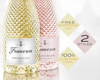 Può includere: Due bottiglie di vino spumante con etichette personalizzate. Entrambe le bottiglie sono in vetro trasparente con una superficie testurizzata. La bottiglia a sinistra è etichettata "Francesca Prosecco D.O.C." e la bottiglia a destra è etichettata "Francesca Italian Rosé Sparkling Wine".