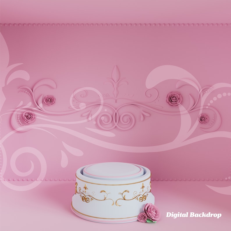 Op de afbeelding: Een wit en gouden decoratief voetstuk met een roze basis en een enkele roze roos aan de voorkant. Het voetstuk staat voor een roze achtergrond met een wit bloemmotief.