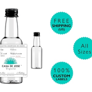 Könnte beinhalten: Zwei kleine Flaschen aus klarem Glas mit schwarzen Schraubverschlüssen. Die größere Flasche hat ein weißes Etikett mit schwarzem Text, der PRODUCTOS CASAMIGOS DE AGAVE, CLASE Blanco, TEQUILA 100% AGAVE AZUL, CASA DE JOSE Tequila und 40% ALC. / VOL. 50 ml lautet.