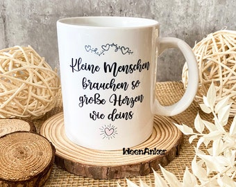 Tasse / Kleine Menschen brauchen so große Herzen wie deins / Geschenk für Erzieherin / Tagesmutter / Hebamme / etc