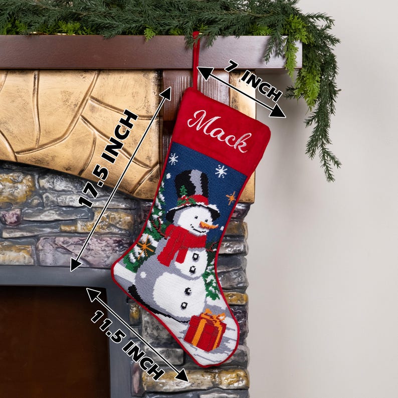 K&ouml;nnte beinhalten: Ein 44,5 cm langer und 29,2 cm breiter Weihnachtsstrumpf mit einem Schneemann-Design. Der Strumpf hat eine rote Manschette mit dem eingestickten Namen "Mack". Der Schneemann tr&auml;gt einen Zylinder und einen roten Schal. Der Strumpf ist 17,8 cm breit.