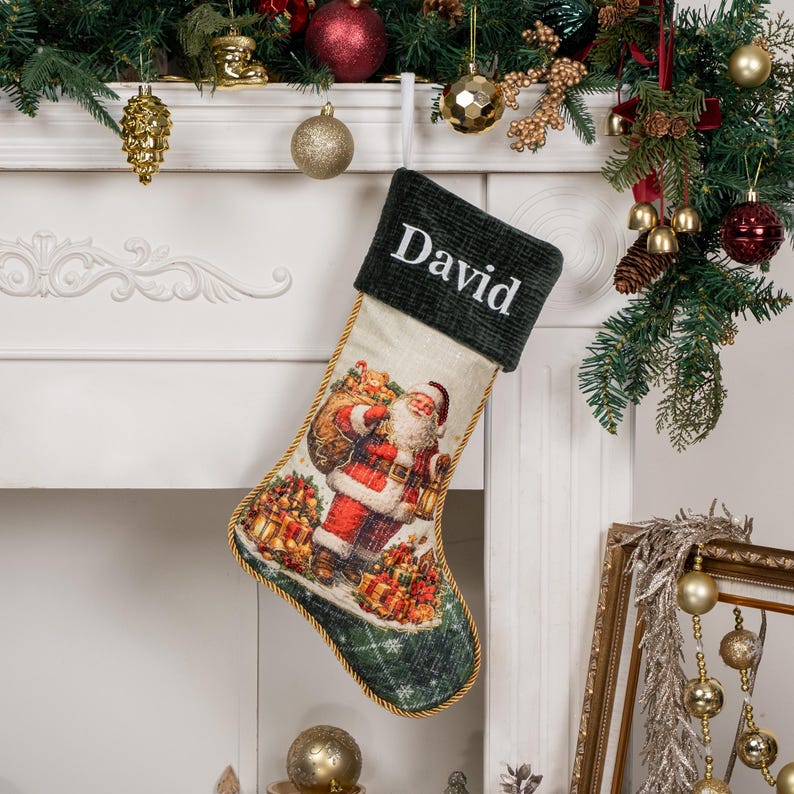 Op de afbeelding: Een kerstkous met een donkergroene ribfluwelen boord waarop de naam David in het wit is geborduurd. Het lichaam van de kous toont een gedetailleerde illustratie van de Kerstman met een zak vol cadeaus, afgewerkt met een gouden koordrand.