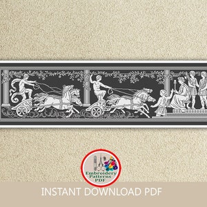 Op de afbeelding: Zwart-wit borduurpatroon van een wagenrace met drie paarden en een wagenmenner. De scène wordt omlijst door een rand van wijnstokken en kolommen. Er staan ook figuren op een platform op de achtergrond.