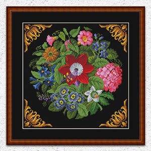 Ramo floral con patrón antiguo de punto de cruz contado Punto de cruz de flores Bordado de corona floral Flores vintage sobre negro Gráfico de punto de cruz n.° 659