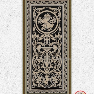 Puede incluir: Patrón de punto de cruz en blanco y negro con un león y un unicornio heráldicos en un marco decorativo. El patrón es de estilo vintage con detalles ornamentados.