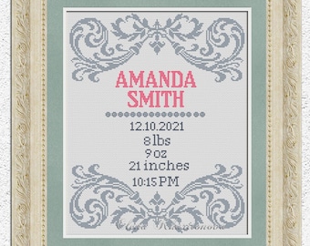 Puede incluir: Un patrón de punto de cruz para un anuncio de nacimiento de un bebé. El patrón presenta un diseño floral gris y blanco con el nombre "Amanda Smith" y la fecha de nacimiento, el peso, la longitud y la hora de nacimiento. El patrón está enmarcado en un marco marrón claro.