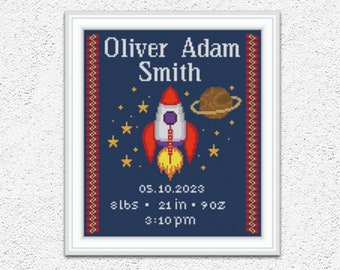 Puede incluir: Un cohete rojo y azul con una llama amarilla, un planeta marrón con un anillo y estrellas sobre un fondo azul oscuro. El texto "Oliver Adam Smith" está en la parte superior de la imagen. El texto "05.10.2023 slbs 21 in. 90z 3:10 pm" está en la parte inferior de la imagen.