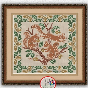 Peut inclure: Motif de point de croix de quatre écureuils dans un arbre, encadré dans un cadre en bois marron. Les écureuils sont bruns, les feuilles sont vertes et les glands sont beiges. Le texte "Embroidery Patterns PDF" est dans un cercle, avec "INSTANT DOWNLOAD PDF" en dessous.